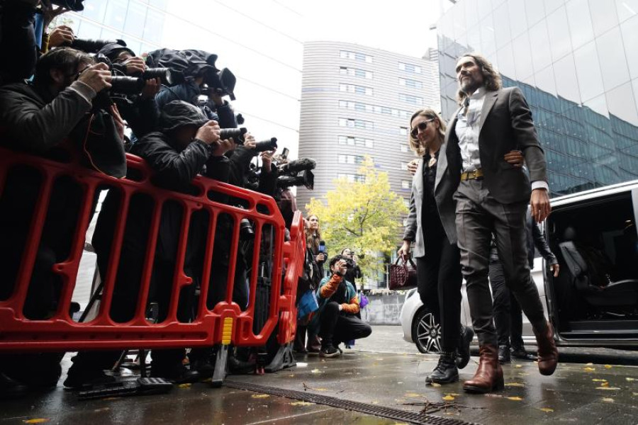 Russell Brand eitab vägistamis- ja seksuaalrünnakukohtuasjas tunnistusi andes kõiki süüdistusi