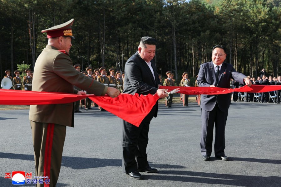 Kim Jong-un avab kaitsemuuseumi, kus eksponeeritakse ballistilisi rakette ja droone