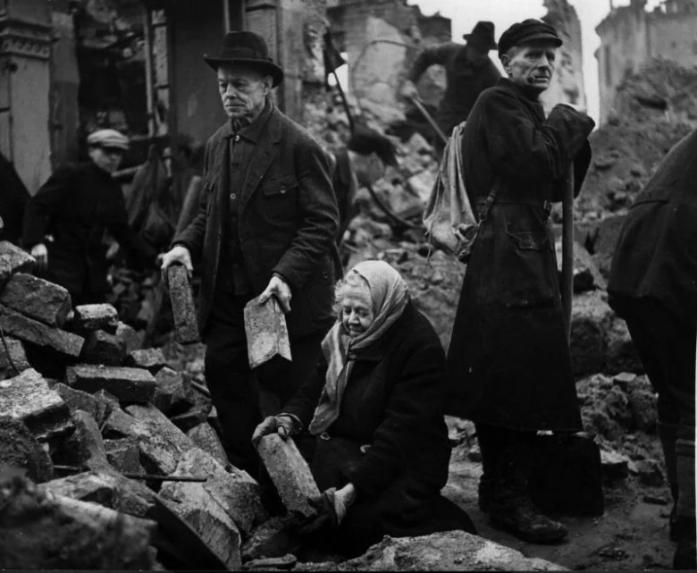 Liitlased muutsid linna hõõguvaks varemeteks, kus 75% keskusest hävis ja sadu tuhandeid hukkus