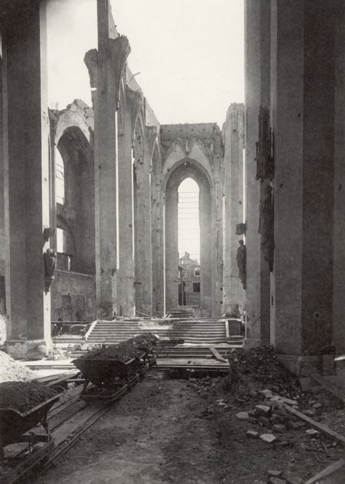 Suurem osa kesklinnast hävis, Frauenkirche (Jumalaema kirik) ja muudest vaatamisväärsused said söestunud kestad