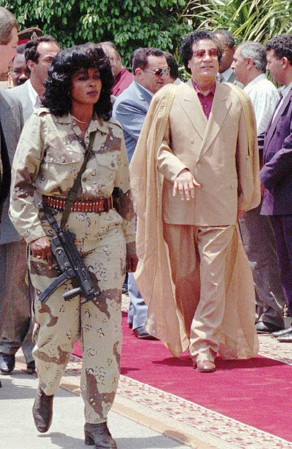 Muammar Gaddafi koos ühe oma ihukaitsjaprouaga. Kairo 1994