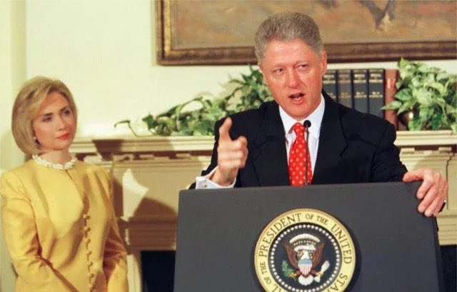 Hillary Clinton kuulab tähelepanelikult, kuidas tema abikaasa eitab, et tal oli suhe Monica Lewinskyga, USA 1998. aastal.