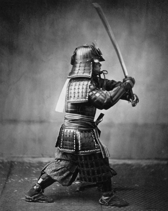 Samurai täissoomuses ja mõõgaga, c. 1860.