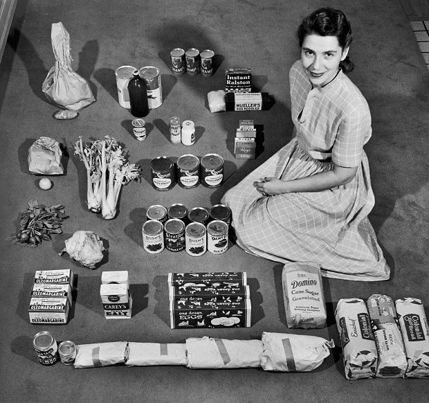 1947. aastal poseerib koduperenaine nädala toiduga, mis maksis talle vaid 12,50 dollarit