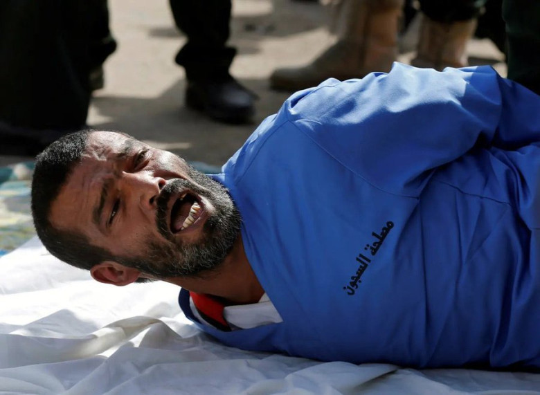 Foto Muhammed al-Maghrabist, kes mõisteti süüdi 3-aastase Rana Almatari vägistamises ja tapmises, karjus vahetult enne seda, kui teda AK-47-ga tapeti