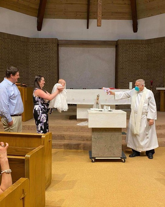 Nad ristisid beebisid veepüstolitega