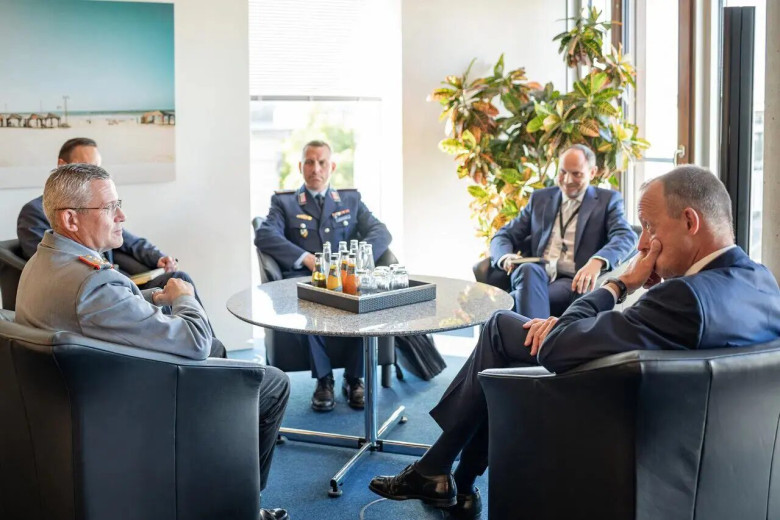 Daniel Andrä (paremalt teine) ja Friedrich Merz (paremalt esimene)