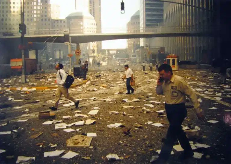 Inimesed põgenevad sündmuskohalt mööda prügi ja tolmu täis tänavaid