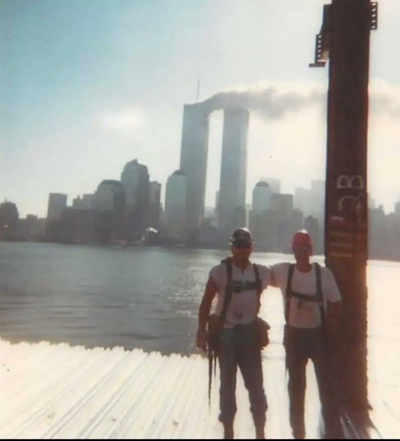 Paljud inimesed poseerisid pildistamiseks, enne kui tol päeval juhtunu mõjust aru said