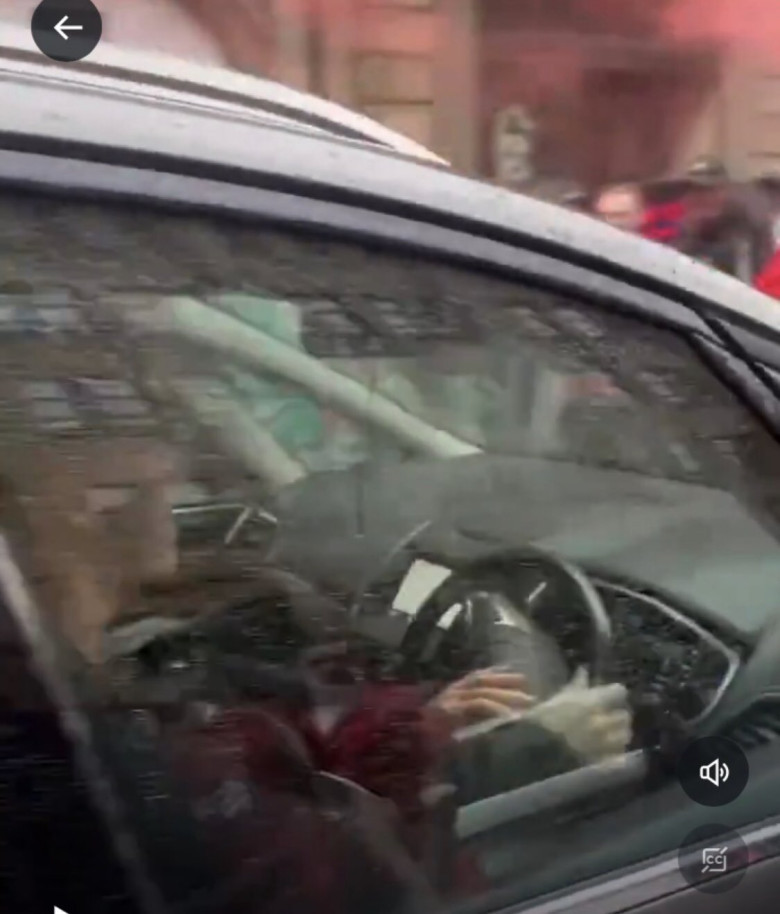 Autoroolis olev eksootilise välimusega mees