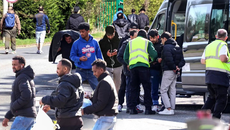 Bussid saabuvad peatusteta kogu päeva, toimetades migrante RAF Wethersfieldi