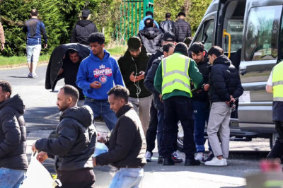 Bussid saabuvad peatusteta kogu päeva, toimetades migrante RAF Wethersfieldi