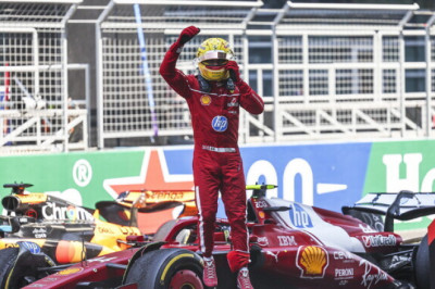 Hamilton sai Ferrari roolis esimese võidu