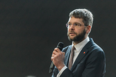 Jevgeni Ossinovski: mootorsae valitsus teritab ketti, lõikuspidu tabab pensionäre ja haridust