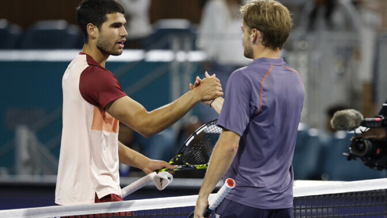 Maailma 55. reketile kaotanud Alcaraz piirdus Miamis ühe mänguga