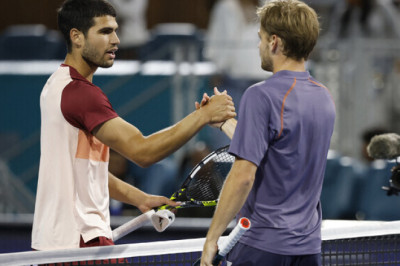 Maailma 55. reketile kaotanud Alcaraz piirdus Miamis ühe mänguga