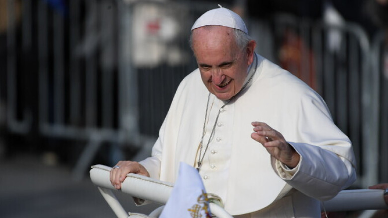 Pikalt haiglas olnud paavst Franciscus naaseb Vatikani