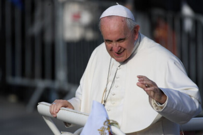 Pikalt haiglas olnud paavst Franciscus naaseb Vatikani