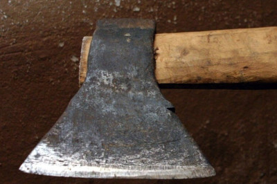 Abielupaari ja nende lapselapse kirve- ja noahoopidega tapnud mõrtsukas otsustati enne tähtaega vanglast välja lasta