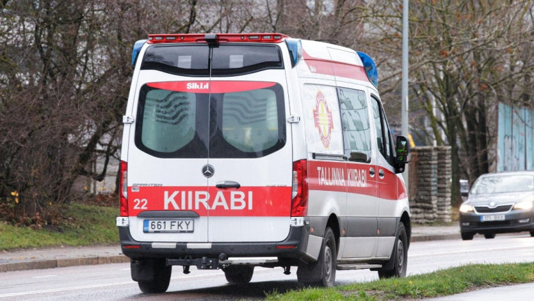 Tallinnas jäi naine bussi uste vahele