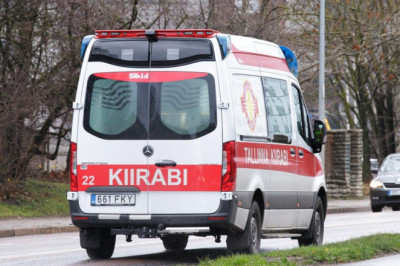 Tallinnas jäi naine bussi uste vahele