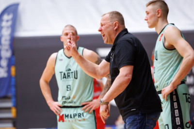 Tartlased naasevad Riiast sünges meeleolus