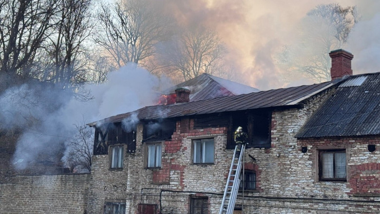FOTOD | Rakvere kesklinnas põles kahekorruseline maja
