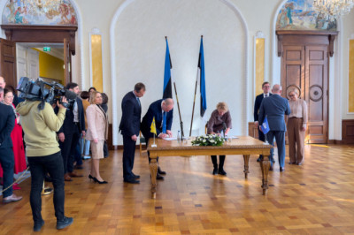 Katastroofvalitsuse tee võimu juurde: hoia, Jumal, Eestit!