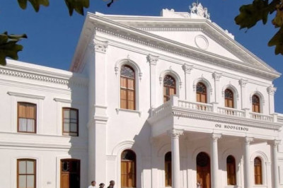 Lõuna-Aafrikas Stellenbosi ülikooli sissepääsu juures ripub järgmine sõnum