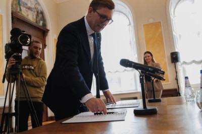 Mees Moskvast ja Kiir mõisavalitsejaks – uus valitsus pole veel ametiski, aga kõlistab juba pokaale