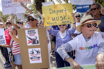 Mees sõitis maasturiga Muski-vastaste protestijate sekka – teokiirusel