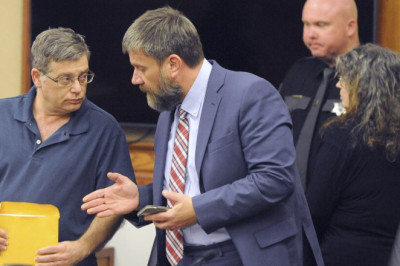 „Nendega polnud kõik korras.“ Abielupaar adopteeris viis mustanahalist last ja pani nad sunnitööle