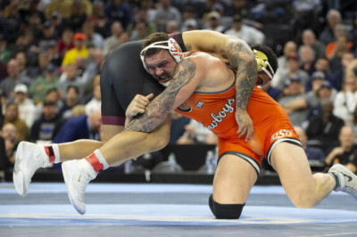 VIDEO | Maadluse olümpiavõitja sai NCAA finaalis šokeeriva kaotuse