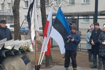 EKRE Tartu ringkond mälestas “Murtud rukkilille” juures märtsiküüditamise ohvreid