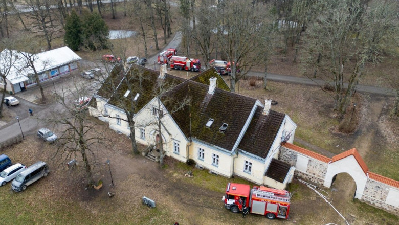 FOTOD | Koolikella asemel häirekell: Moostes algas koolipäev evakueerumisega suitsu täis majast