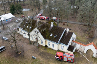 FOTOD | Koolikella asemel häirekell: Moostes algas koolipäev evakueerumisega suitsu täis majast