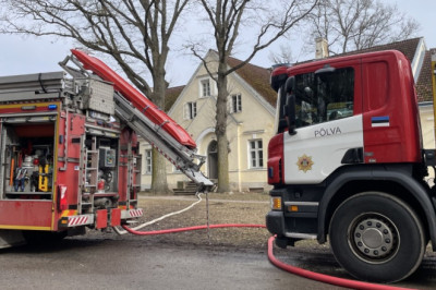 FOTOD | Põles Mooste kooli kõrvalhoone, tunnid siiski ära ei jäänud
