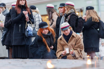 GALERII | Tartus ja Tallinnas süüdati küünlad nende mälestuseks, kes viidi Siberisse, ja nende auks, kes täna kannatavad