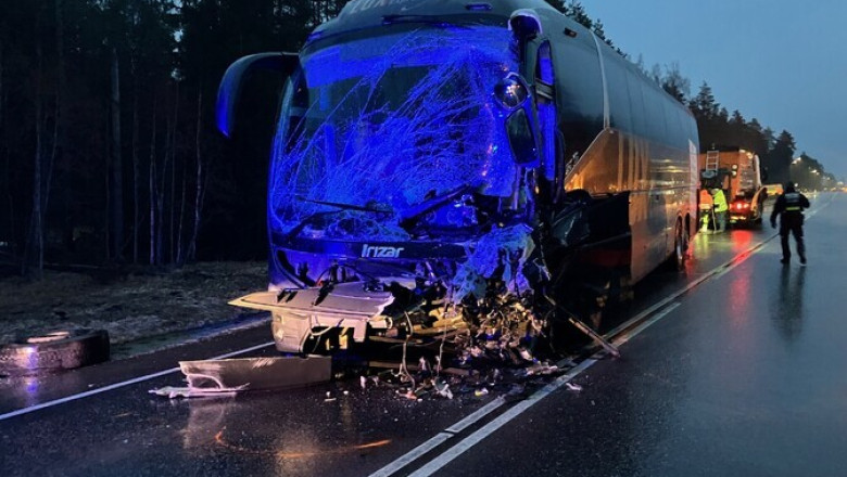 Ida-Virumaal hukkus bussi ja kaitseväe sõiduki kokkupõrkes inimene