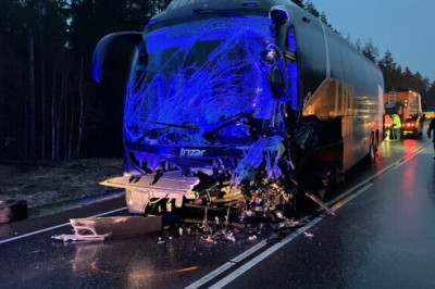 Ida-Virumaal hukkus bussi ja kaitseväe sõiduki kokkupõrkes inimene