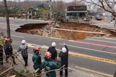 OTSE LÄBI TÄNAVA: Soulis kukkus mootorrattur ootamatult sõiduteele tekkinud neeluauku