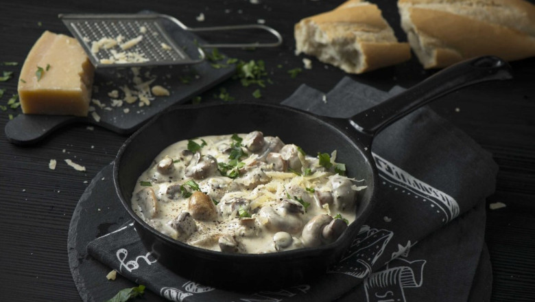 NII LIHTNE JA MÕNUS | Küüslaugused šampinjonid juustukastmes