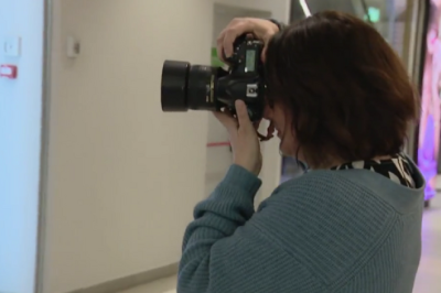 Tänavafotograaf püüab kaamera ette poes naisi ootavaid igavlevaid mehi