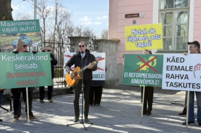 Meeleavaldusel nõuti valitsuse tagasiastumist ja erakorralisi valimisi (Fotogalerii) - Kesknädal