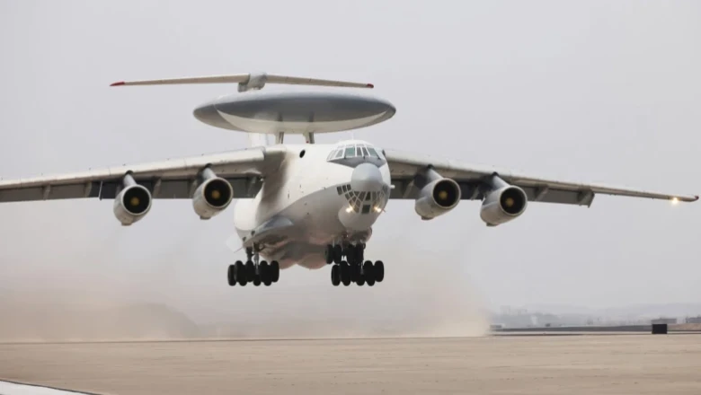 Esimene Põhja-Korea varajase hoiatamise õhudessantlennuk lendab, Kim demonstreerib interjööri