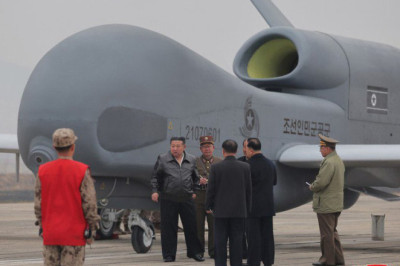 Kim Jong-un juhib tehisintellekti tehnoloogiaga strateegiliste luure- ja kamikazedroonide katsetamist