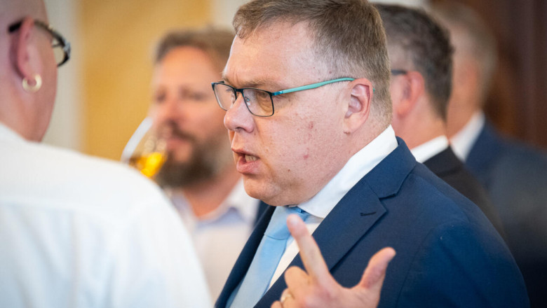 Riigikogu esimees Lauri Hussar teeb parlamendi arvel musta huumorit