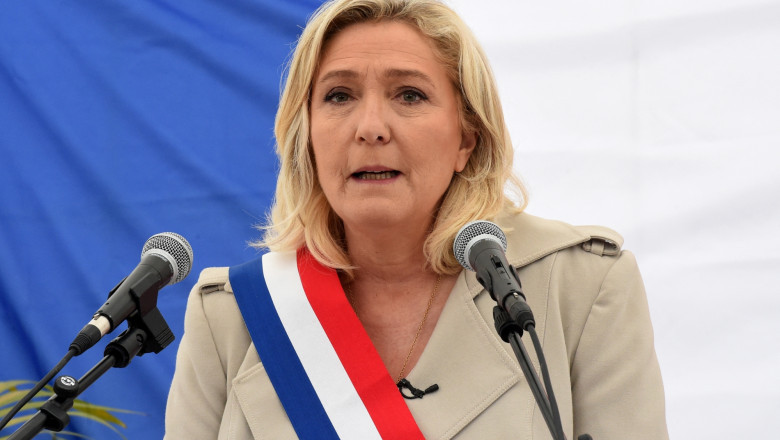 EL-i vasakäärmuslikud kommunistid murravad Prantsuse poliitiku Marine Le Peni