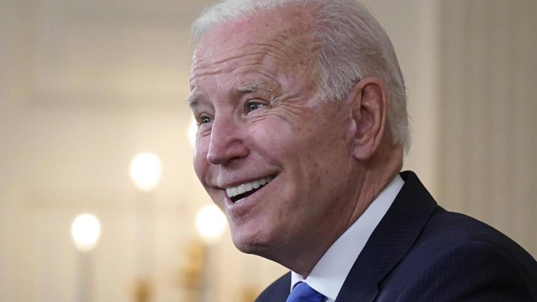 Biden naaseb tormilise kõnega ja räägib loo bussist, mis on täis värvilisi lapsi