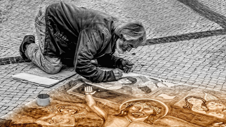 Sel ülestõusmispühal tõuseb kirik hauast